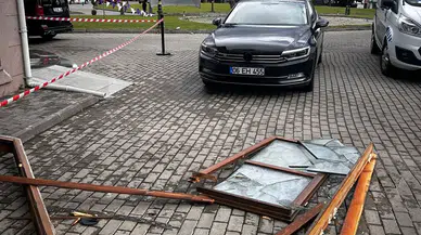 Karabük'te rüzgar nedeniyle yerinden çıkan pencerenin düşme anı araç kamerasında