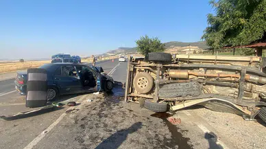 Gaziantep’te, kamyonet ile otomobil çarpıştı: 4 yaralı