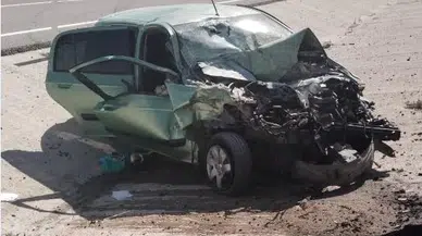 Otomobil kamyonete çarptı: 5 yaralı