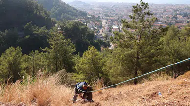Marmaris Seyir Tepesi'nde halatlı temizlik