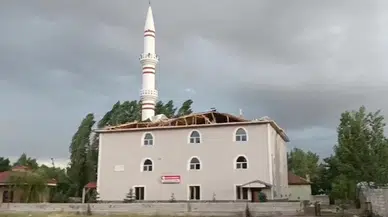 Patnos'ta fırtına caminin çatısını uçurdu; o anlar kamerada