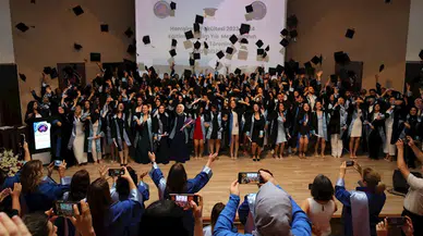 Hemşirelerin mezuniyet sevinci 