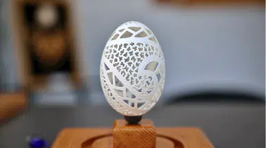 Yumurta kabuklarına "sanatın en kırılgan halini" işliyor