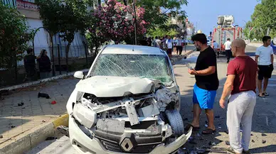 Otomobil direğe ve araçlara çarpıp takla attı