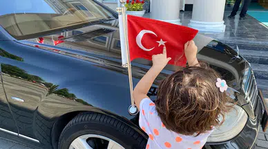 Düzce'de 2 küçük kardeşin, makam aracındaki Türk bayrağını öpmesi kameraya yansıdı