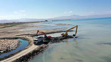 Van Gölü'nden 1 milyon 700 bin metreküp dip çamuru çıkarıldı; hedef 5 milyon metreküp