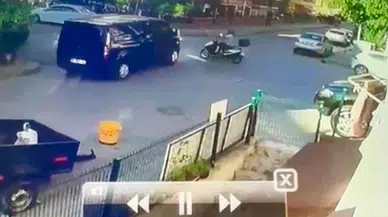 Minibüs ile motosikletin çarpıştığı kaza kamerada; 1 yaralı