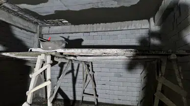 1,5 metre yükseklikteki iskeleden kafa üstü düşen sıva ustası yaralandı