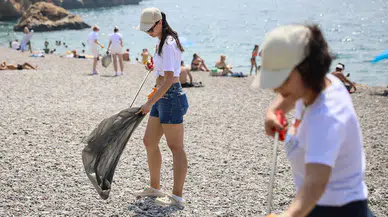 Hafta sonu 60 ton çöp toplanan Konyaaltı Sahili'nde temizlik