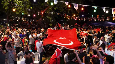 A Milli Futbol Takımı'nın zaferini dev ekrandan izlediler