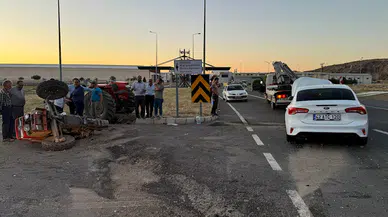 Otomobille çarpışan traktör ikiye bölündü: 5 yaralı