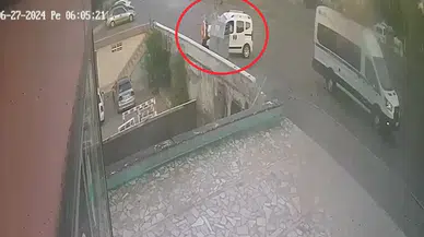Hafif ticari araç, minibüs ile kaldırımdaki kadına çarptı; kaza kamerada