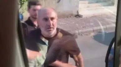 Minibüstekilere bıçak gösterip kapıyı ve camı yumrukladı