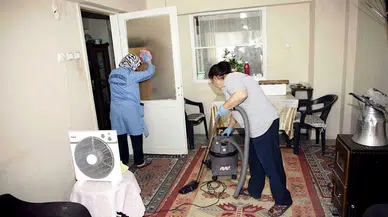 Yunusemre'de ihtiyaç sahibi ailenin evi temizlendi