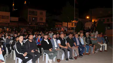 Havza'da vatandaşlar, Çekya-Türkiye maçını meydana kurulan dev ekrandan izledi