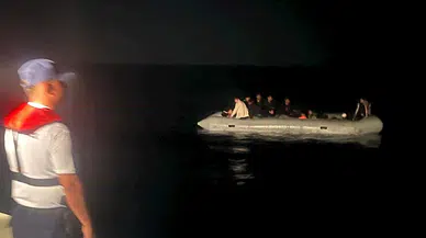 Sürüklenen lastik bottaki 18 kaçak göçmen kurtarıldı