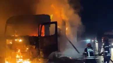 Otoyolda narenciye yüklü TIR yandı