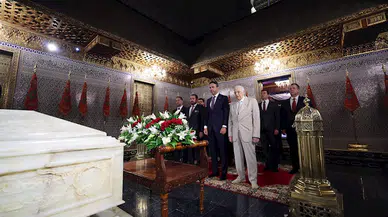 Bakan Bayraktar, Kral V. Muhammed Mozolesi’ni ziyaret etti