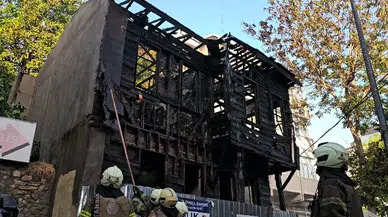 İstanbul - Fatih'te ahşap bina yangını (Geniş haber ve havadan görüntü)