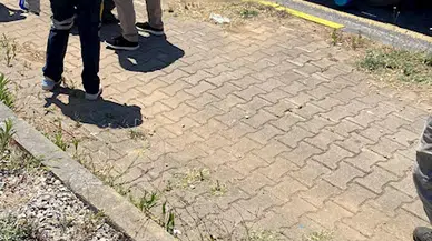 Eşinin kullandığı motosikletten düşüp yandaki TIR'ın altında kaldı