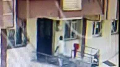 Kendisini jandarma olarak tanıtıp, 76 yaşındaki kadını dolandırdı; o anlar kamerada