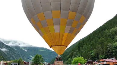 Kapadokya'dan getirilen 2 sıcak hava balonu Uzungöl'deki turistler için havalanıyor