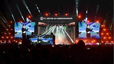 Şarkıcı Simge, Trabzon Kültür Yolu Festivali kapsamında konser verdi