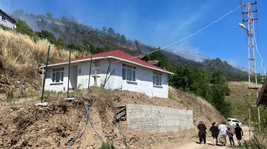 Kastamonu'da ormanlık alanda çıkan yangına müdahale ediliyor