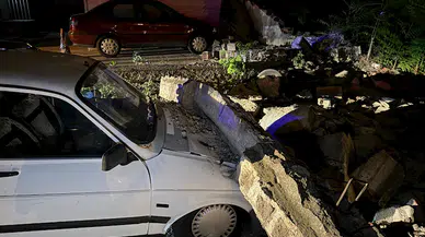 Kayseri'de bahçe duvarı çöktü; 3 otomobilde hasar oluştu
