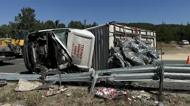 Kastamonu'da devrilen kamyonun şoförü öldü, yanındaki kişi yaralandı