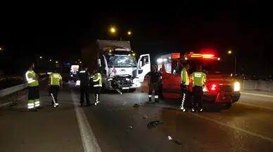 BURSA'da seyir halindeki TIR'a çarpan kamyon sürücüsü kabin içinde sıkıştı (VİDEO EKLENDİ)