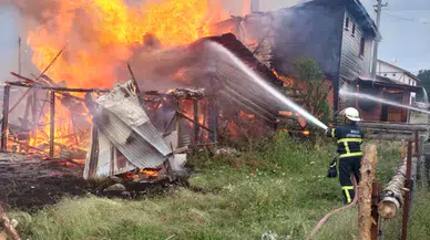 Bolu'da çıkan yangında 2 katlı ahşap ev kullanılamaz hale geldi