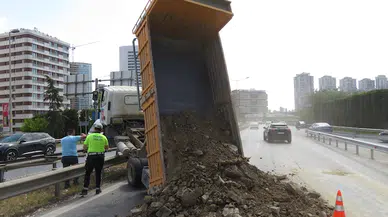 İstanbul- Ümraniye'de damperi açılan kamyon bariyerle çıktı