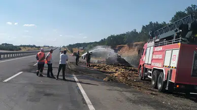 EDİRNE'de, seyir halindeki traktöre bağlı 2 römork ve üzerindeki saman balyaları yandı (VİDEO EKLENDİ)