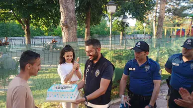Kastamonu'da polislerden kas hastası gence sürpriz doğum günü kutlaması