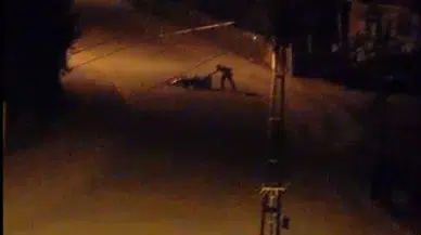 Çaldığı motosikleti caddede ateşe verdi; o anlar kamerada