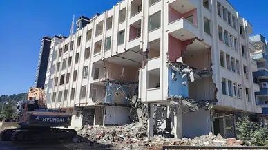 Kozan'da orta hasarlı binanın yıkımına başlandı