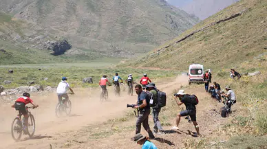 Çukurca’da bir zamanlar silah seslerinin yükseldiği yaylada bisiklet sürüp, uçurtma uçurdular
