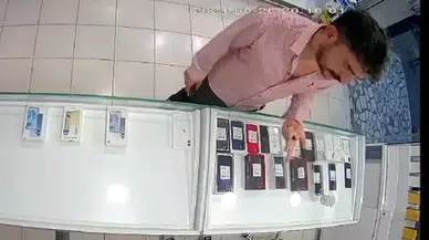 İstanbul- Avcılar'da sahte 200 dolarla telefon satın alan şüpheli kamerada