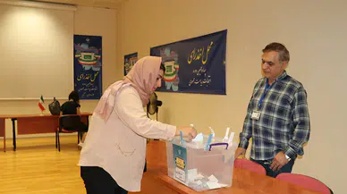 İranlılar Van’da, yeni cumhurbaşkanını seçmek için sandık başına gitti