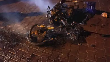 Karabük'te motosikletin kundaklanması cep telefonu kamerasında