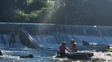 Baraj kapakları açıldı, su seviyesi yükselince balık tuttuğu kayada mahsur kaldı 