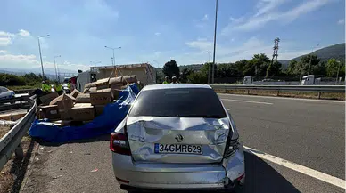 Düzce'de kamyonet emniyet şeridinde duraklama yapan otomobile çarptı, 4 kişi yaralandı