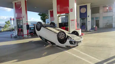 Takla atan otomobil akaryakıt istasyonuna daldı; sürücünün yaralandığı kaza kamerada/ Ek fotoğraflar