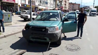 Yayaya çarpmamak için sürücüsünün şerit ihlali yaptığı cip, motosikletle çarpıştı: 2 yaralı