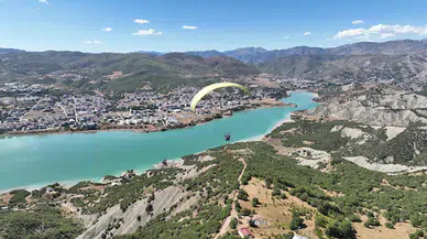 Tunceli Valisi Tekbıyıkoğlu, festivalde yamaç paraşütü yaptı
