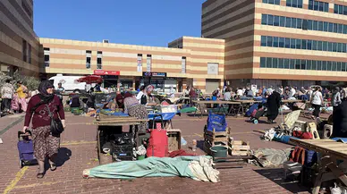 Kuvvetli lodosta başına pazar şemsiyesi devrildi; yaralandı