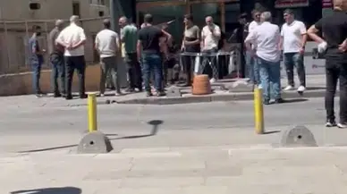 İstanbul- Küçükçekmece'de kamyonet ile duvar arasında sıkıştı; vatandaşlar kurtardı