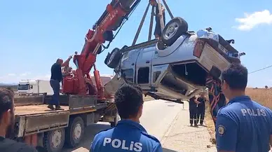 Çanakkale'de hafif ticari araç takla attı; 3 yaralı 