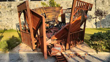 Kuşadası'nda park ve bahçeler vandalların hedefi oldu